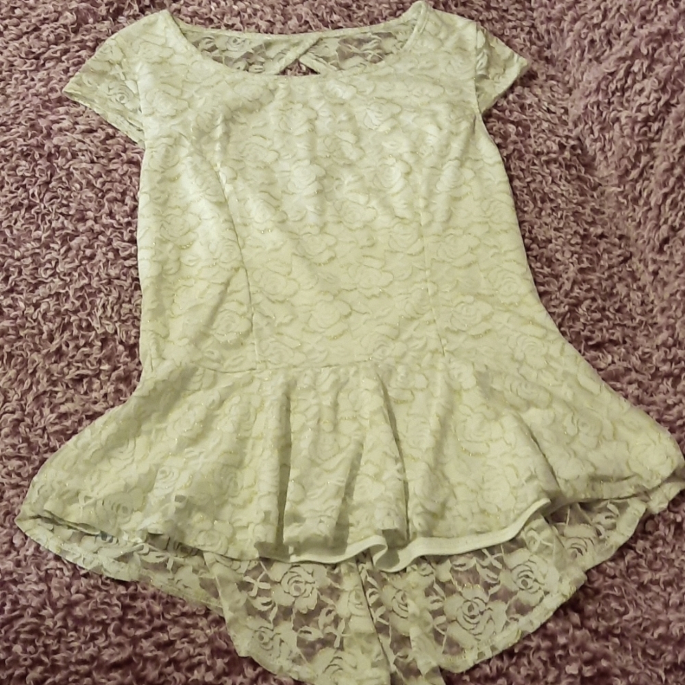 IzByer size large. It's an off white and gold.